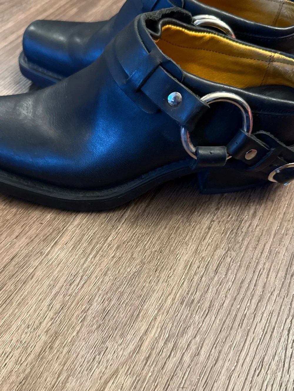 Frye Black leather belted shoe buckle shoes with yellow lining. Size 6M